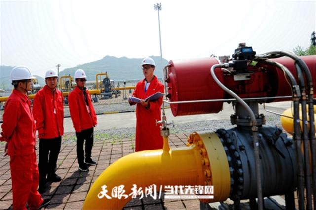 貴陽市氣象局利用“互聯網+監管”貴陽防雷云平臺對易燃易爆場所開展執法檢查及服務 貴陽市氣象局利用“互聯網+監管”貴陽防雷云平臺對易燃易爆場所開展執法檢查及服務