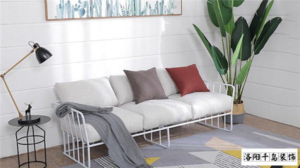 洛陽(yáng)裝修公司哪家好又便宜？北歐風(fēng)沙發(fā)搭配技巧